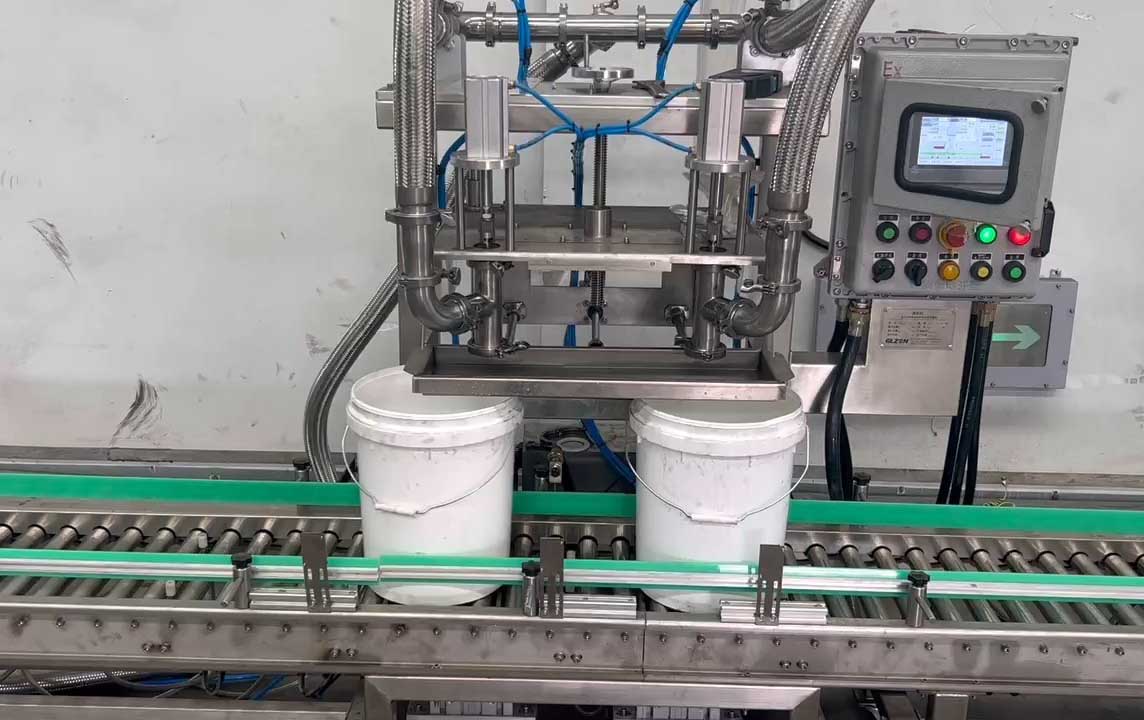 Semi-automatic filling machine is filling paint
